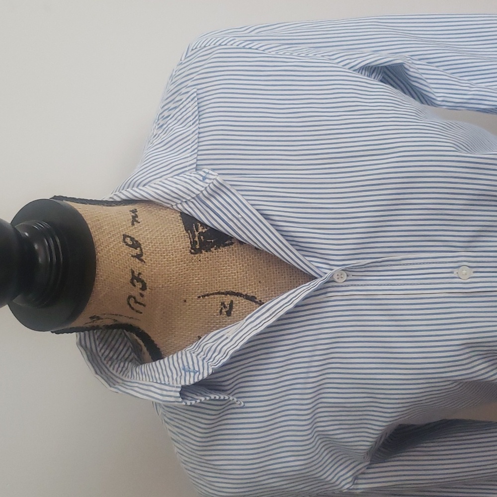 Woman's size 10 Gap button up - Picture 2 of 4
